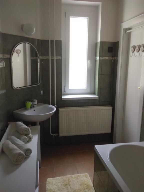 Anna Apartmanok Pécs Exteriör bild